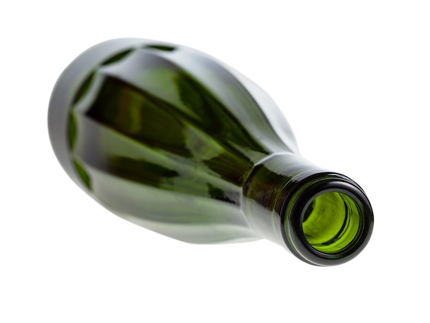 Изолированная перевернутая граненая бутылка зеленого вина