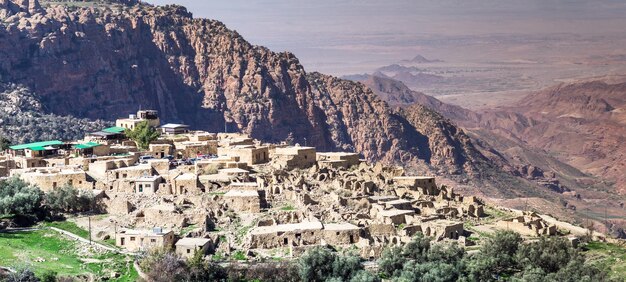 Photo overview of the dana village on the edge of the dana nature reserve in jordan