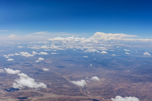 ニューメキシコ州の飛行機からの砂漠のふわふわ雲の概要