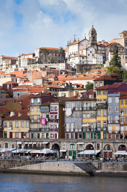 Panoramica della città vecchia di porto, portogallo. ribeira e fiume douro