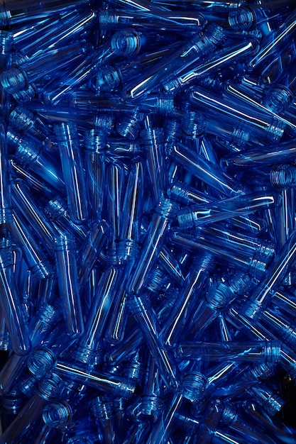Overvloed aan lege blauwe plastic kolven