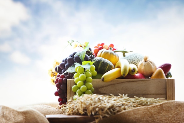 Overvloedige herfst oogstseizoen boerderij vers fruit en graan achtergrond en kerk thanksgiving decora