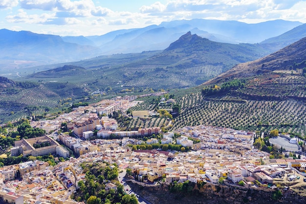 Foto overvolle huizen en olijfgaarden in de vallei van de provincie jaen, spanje.