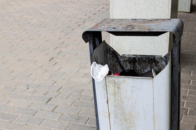 Foto overvolle metalen prullenbak op straat