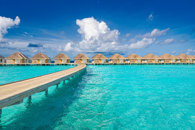 Overwaterbungalow in de Indische Oceaan. Luxe watervilla resort houten pier, reisbestemming