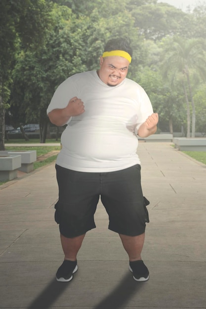 太りすぎの男性が道で怒っているように見える