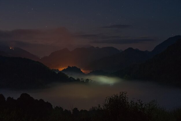 Overweldigde mist over een vallei in zonsopgangtijd