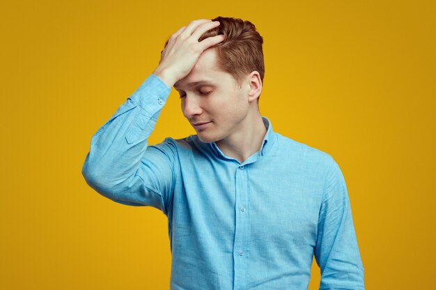 Foto overwerkte leerling sluit ogen probeert zich te concentreren en door te werken