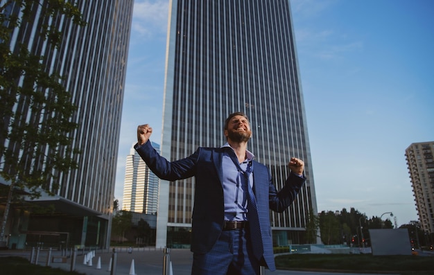 Overwerkte opgewonden zakenman harde zaken op het werk kantoor buiten