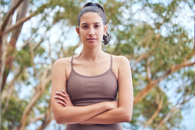 Overwin alles met vastberadenheid Portret van een sportieve jonge vrouw die met haar armen over elkaar staat terwijl ze buiten aan het sporten is