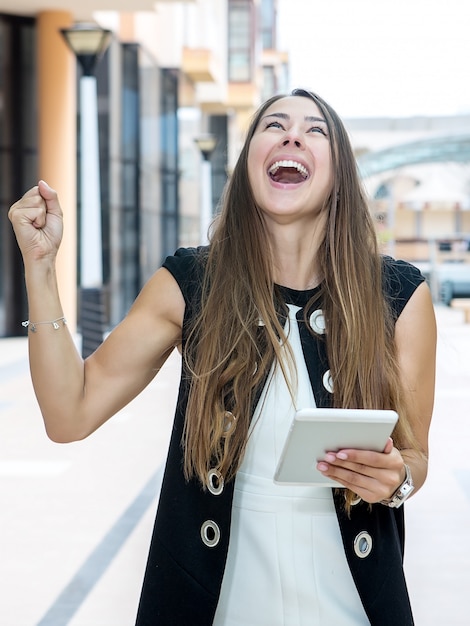 Overwinnaar zakenvrouw met tablet