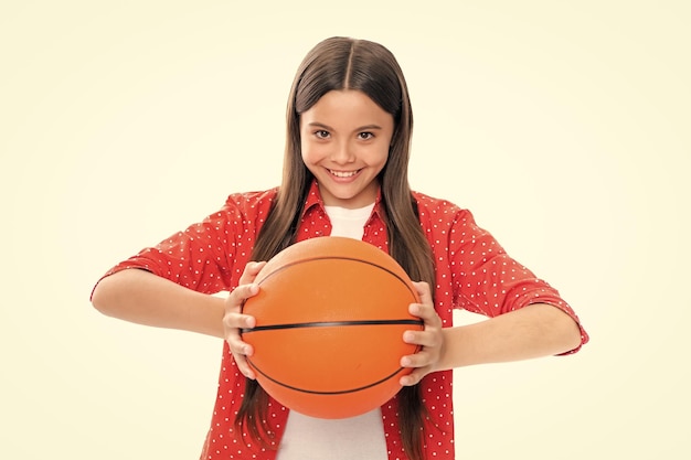 Overwinning die het spel wint Tienermeisje met basketbalbal Portret van gelukkig glimlachend tienerkindmeisje