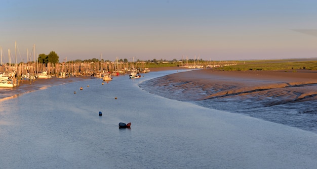 Overzees en haven bij zonsondergang de Atlantische Oceaan in Europa