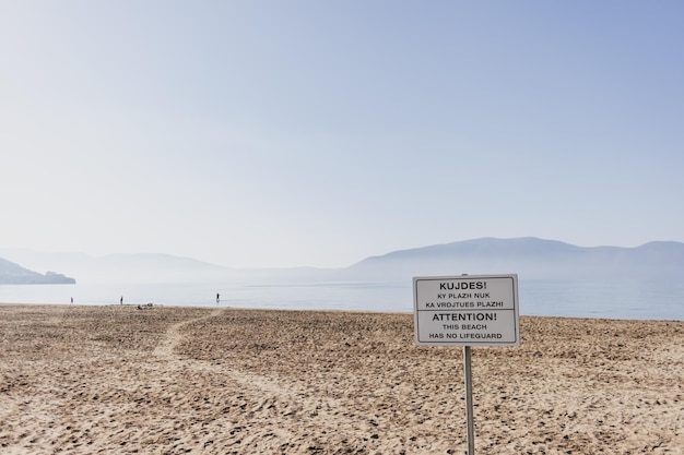 Overzees en strand van de stad Albanië van Vlore