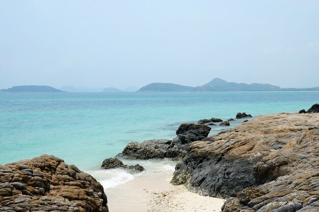 Overzees strand en rotsen, natuurlijk landschap