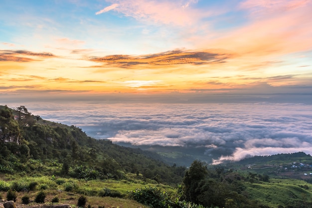 Overzees van wolken in berg bij zonsopgang, Phu Tubberk Phetchabun, Thailand.