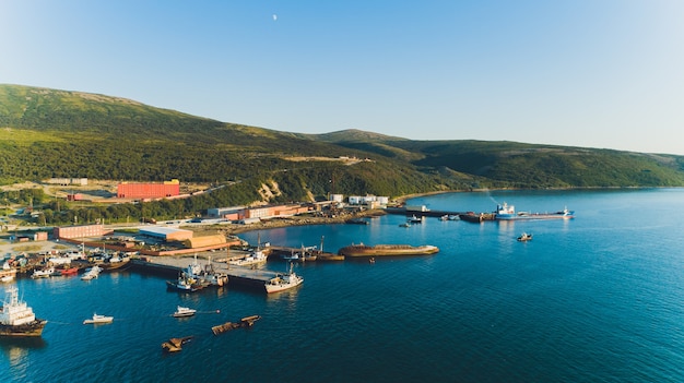 Overzeese baai omgeven door bergen. schiereiland kony. de zee van okhotsk. magadan-regio. rusland.