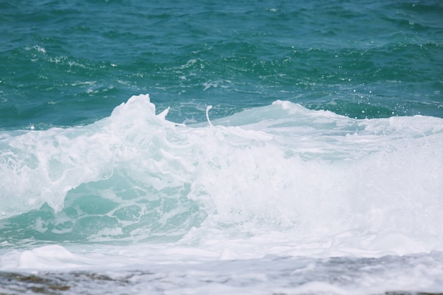Overzeese golven in oceaangolf Opspattend rimpelwater. Blauwe water achtergrond.