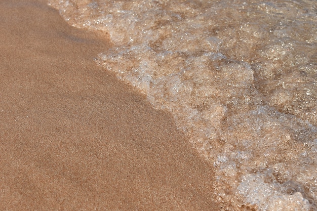 Overzeese golven op een zandig strand in Egypte