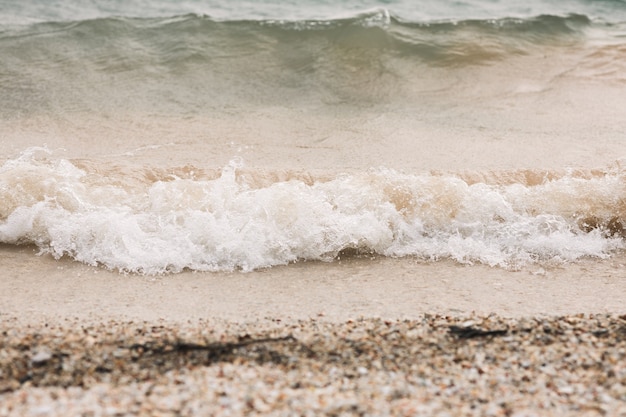 Overzeese golven op het natuurlijke zandstrand