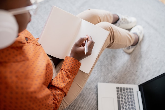 Overzicht van hand van student met pen over blanco pagina