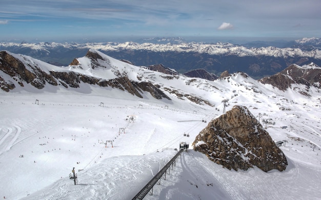 Overzicht van oostenrijks ski-oord in de alpen