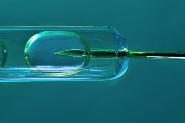 Яйцеклетка с иглой для искусственного оплодотворения или экстракорпорального оплодотворения Концепция генной инженерии и искусственного оплодотворения или лечения бесплодия