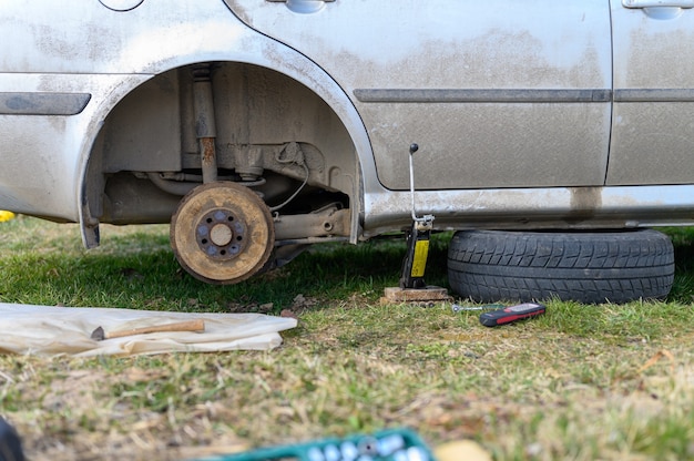 車のドラムブレーキを自分で修理します。屋外で分解された壊れた車のドラムブレーキの修理