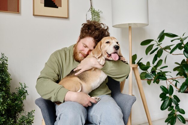 彼の犬の会社を楽しんでいる所有者