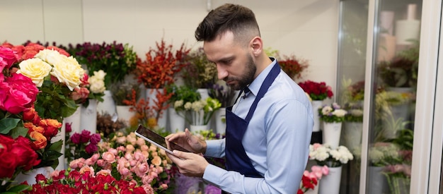 The owner of a fresh flower shop accepts an order via the internet