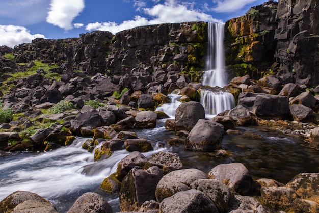 여름 동안 아이슬란드의 Öxarárfoss 폭포