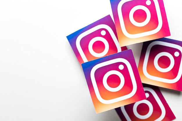 Foto oxford uk 22 augustus 2018 een verzameling instagram-logo's gedrukt op papier instagram is een populaire toepassing voor sociale media voor het delen van afbeeldingen en video's