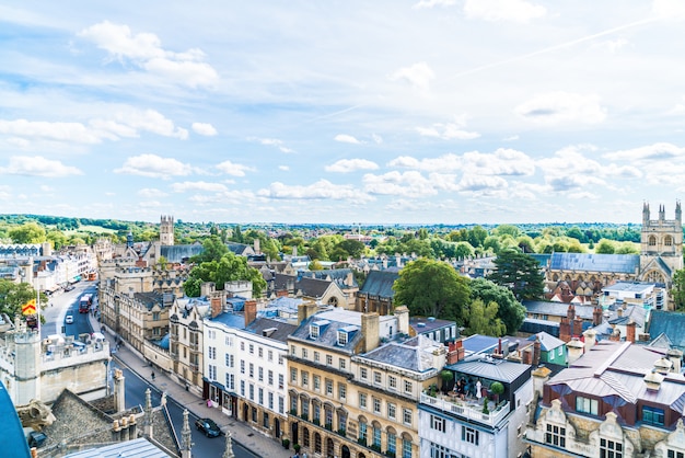 Oxford, Verenigd Koninkrijk - 29 augustus 2019: Hoge hoekmening van High Street of Oxford
