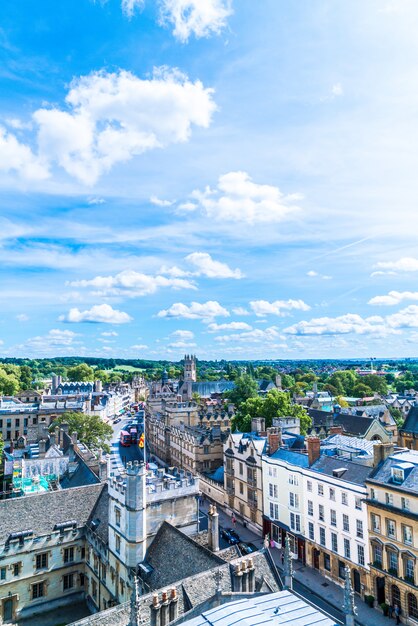 Oxford, verenigd koninkrijk - 29 augustus 2019: hoge hoekmening van high street van oxford