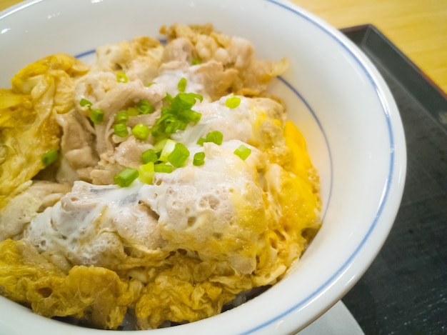 木製テーブルのおやこ丼