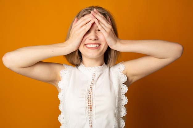 Foto oyful emotiva giovane donna con gli occhi chiusi