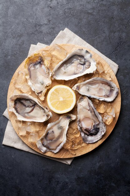 Oysters and lemon over ice