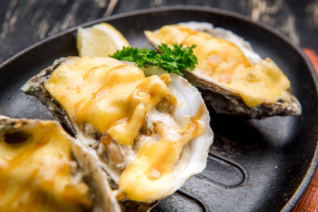 Ostriche in padella con salsa cremosa e formaggio