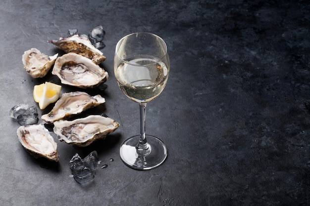 Photo oysters with lemon and white wine