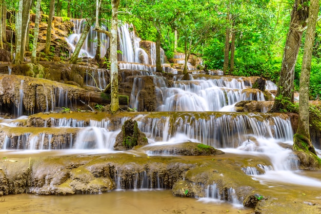Pa Wai Waterfall, Mooie waterval in Tropisch regenwoud, Tak Province, Thailand