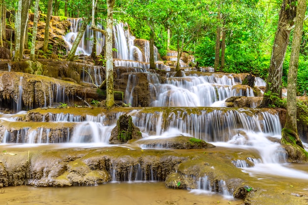 Pa wai waterfall, mooie waterval in tropisch regenwoud, tak province, thailand