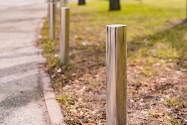 Paalbarrières op voetpad voor het blokkeren van voertuigen die niet op de stoep in het park rijden bolder perspectief beperking blokkade natuur gras barricade auto's transport beveiliging