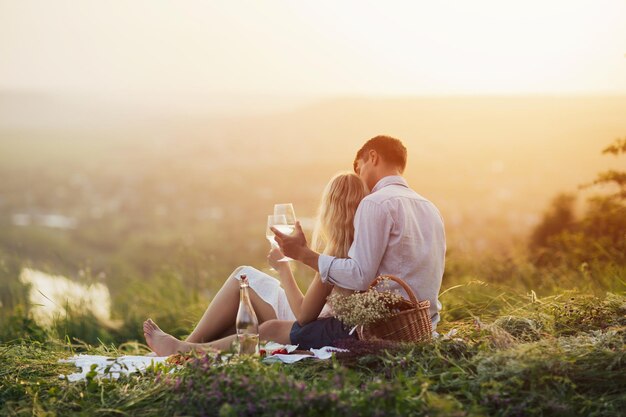 Paar aan het picknicken