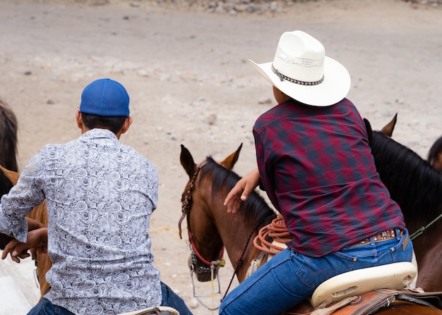 Paar anonieme Mexicaanse Charros-rijpaarden. Traditionele cowboys uit Mexico staan op een rij