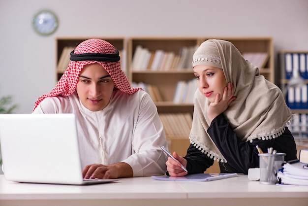 Paar Arabische man en vrouw