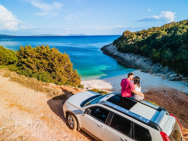 Paar auto reizen concept zee vakantie griekenland lefkada