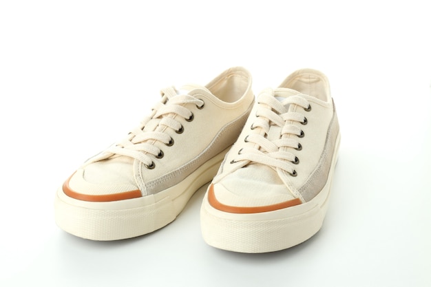 Paar beige sneakers geïsoleerd op een witte achtergrond