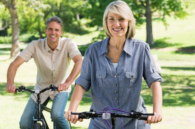 Paar berijdende fietsen in park