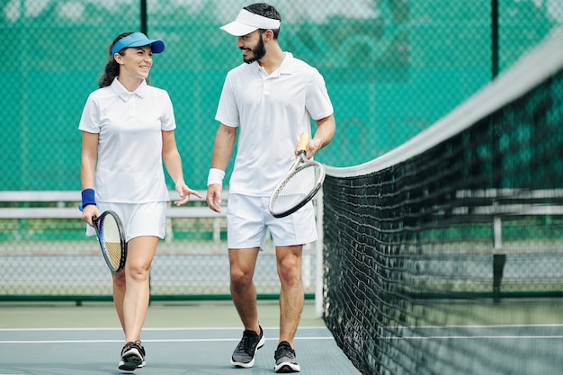 Paar bespreken tennisspel