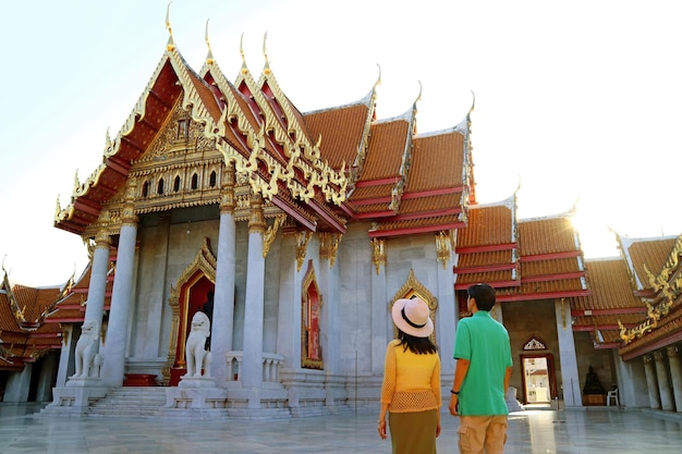 Paar bezoeken Wat Benchamabophit-tempel in Bangkok Thailand